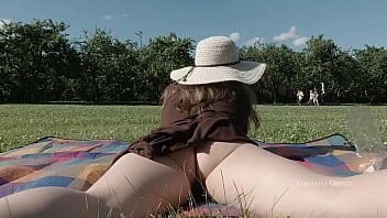 Una ragazza naturalmente bloccata con le tette strette Adrien merita un rilassante massaggio nudo.