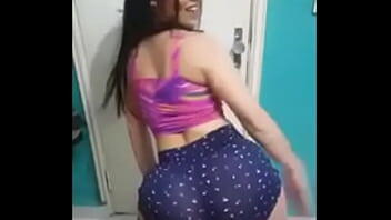 Sexy Ebony Twerking e dandovi sbircia il suo vestito